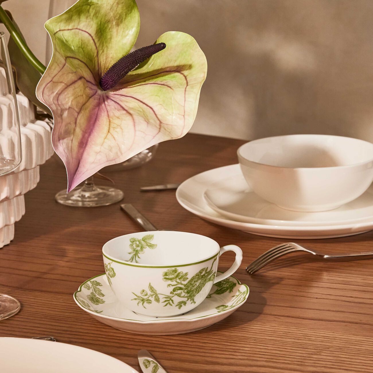 برناردو طقم ألبيرتين من فنجانين للشاي مع صحنيهما باللون الأخضر