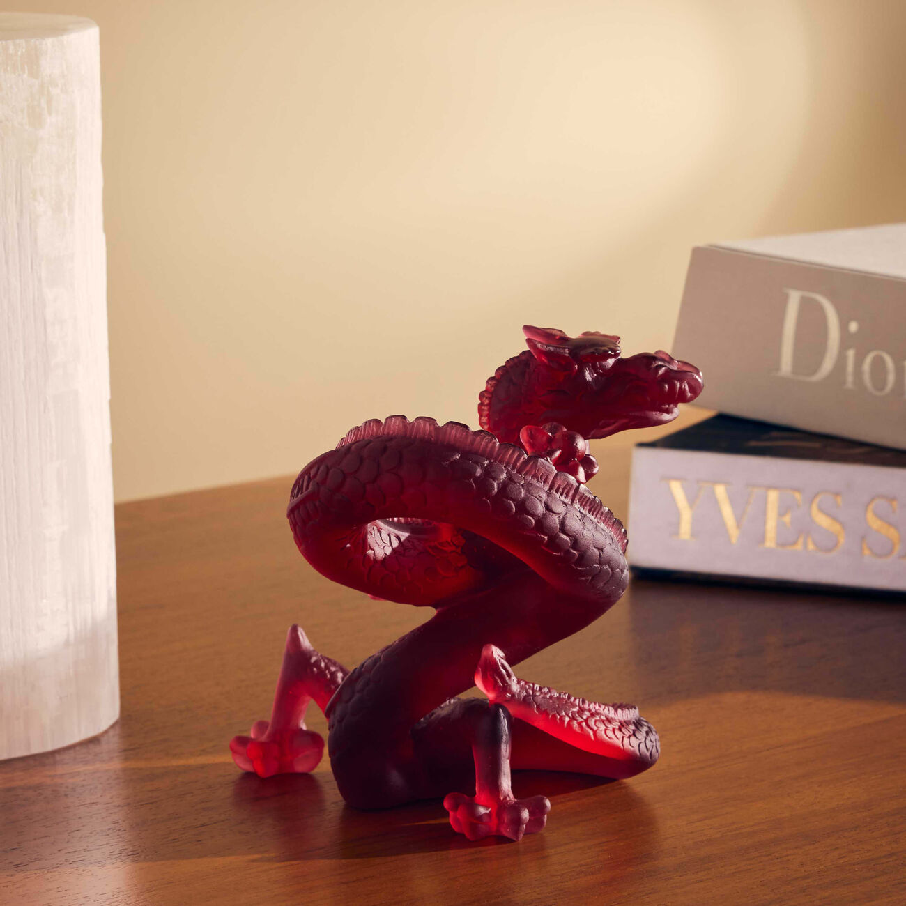 دوم منحوتة على شكل تنين صغيرة باللون الأحمر بإصدار محدود