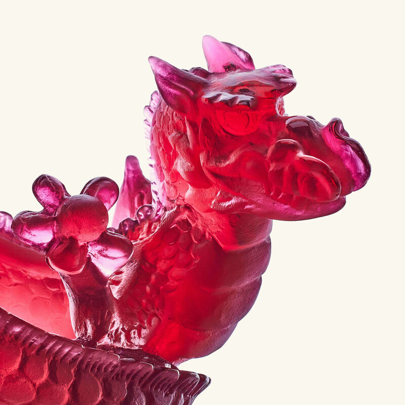 دوم منحوتة على شكل تنين صغيرة باللون الأحمر بإصدار محدود