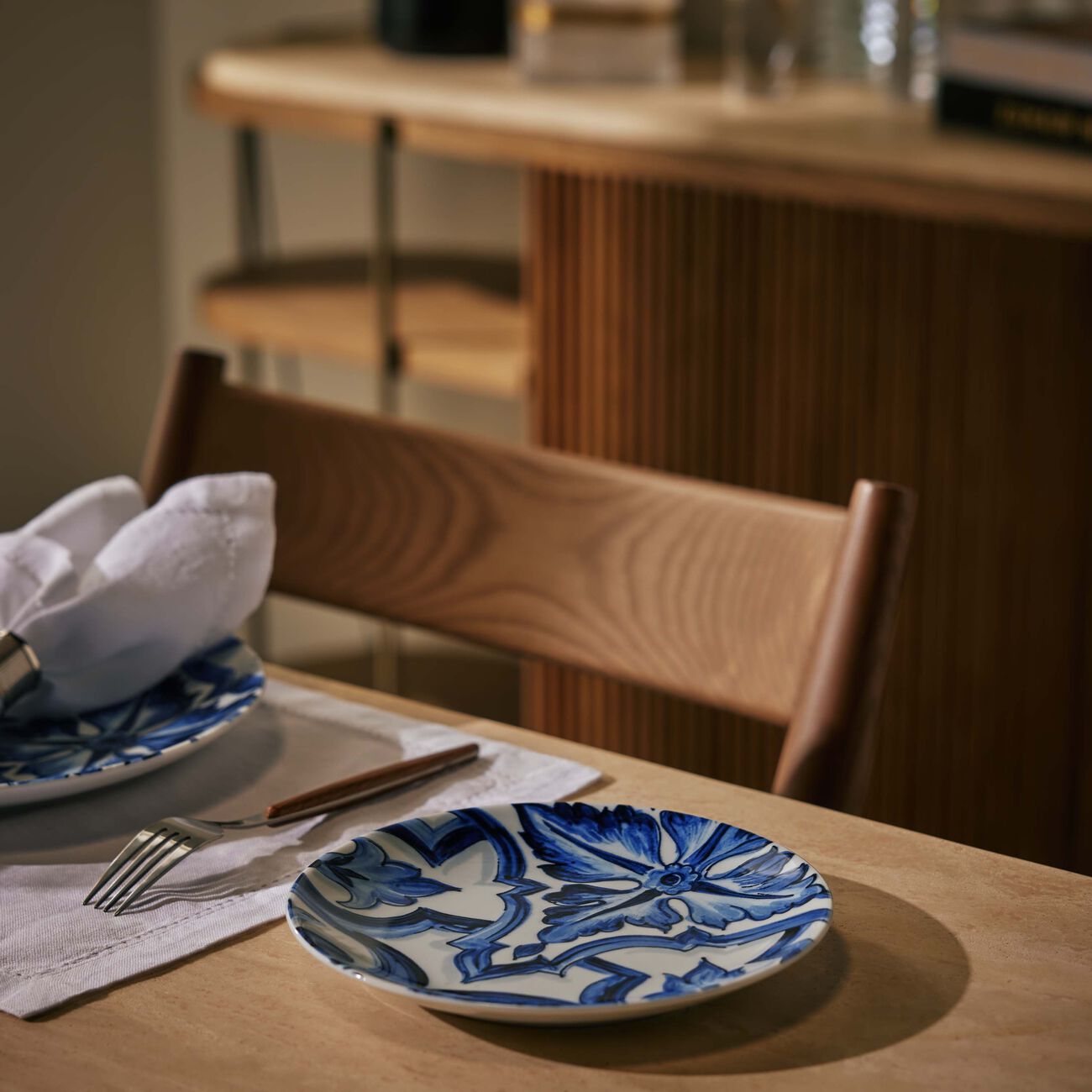 طقم بلو ميديترانيو ستيلا المؤلف من طبقين للحلويات باللون الأزرق بتصميم دائري 19 سم دولتشي أند غابانا كازا طقم بلو ميديترانيو ستيلا المؤلف من طبقين للحلويات باللون الأزرق بتصميم دائري 19 سم