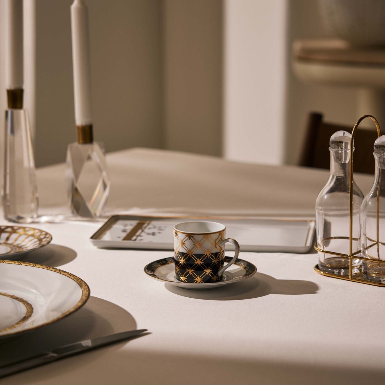 بينتو باريس فنجان القهوة كيوتو مع صحنه باللون الأبيض