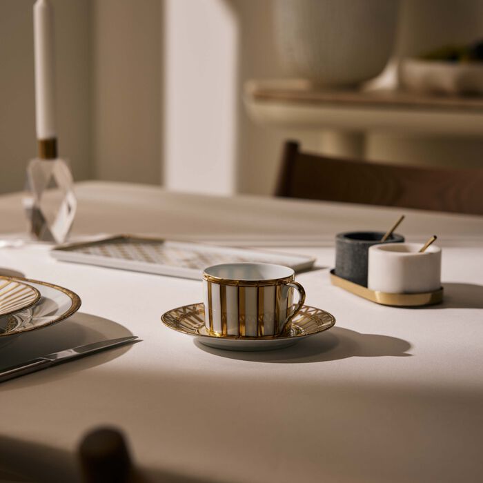 بينتو باريس فنجان الشاي فانري مع صحنه باللون الذهبي