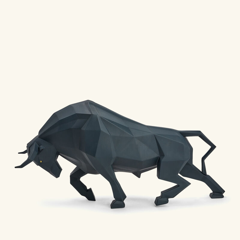 لادرو منحوتة على شكل ثور صغيرة سوداء