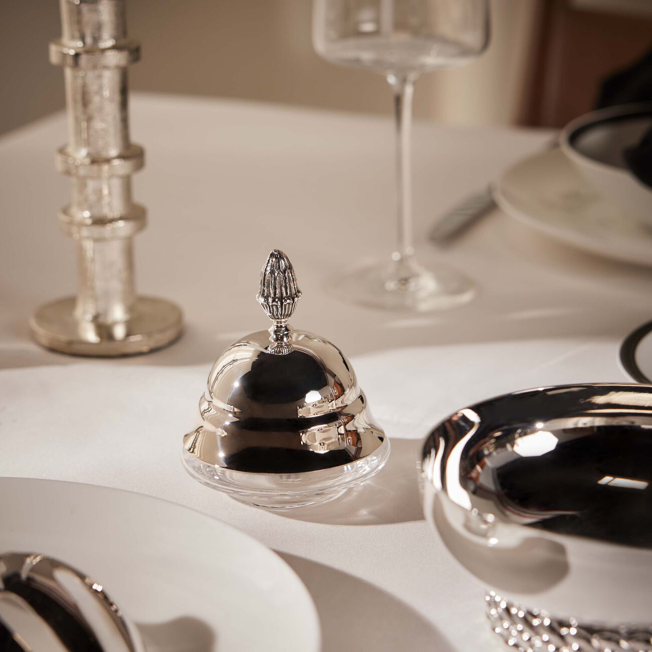 طبق الزبدة مالميزون باللون الفضي 8 سم كريستوفل طبق الزبدة مالميزون باللون الفضي 8 سم