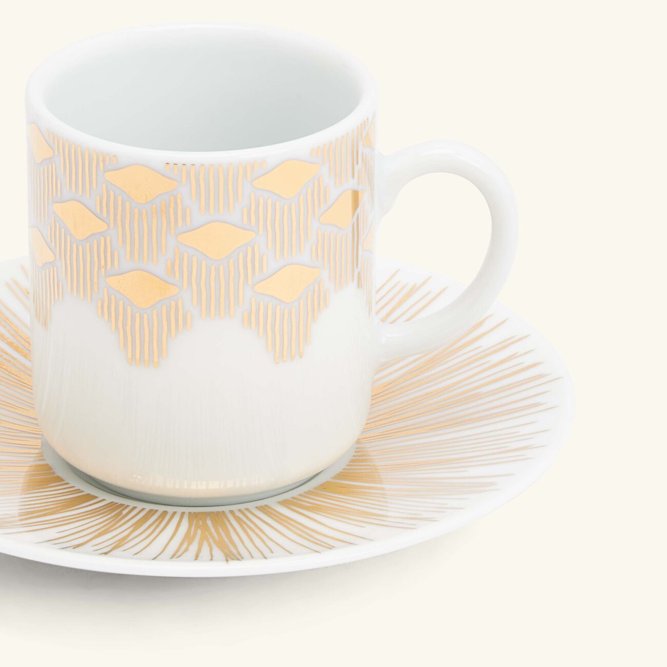 صلصال طقم تمرة بالتعاون مع رزان العزوني لونا المؤلف من فنجانين للقهوة مع صحنيهما باللون الذهبي