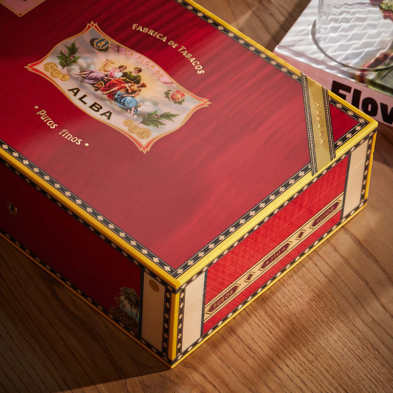 إيلي بلو صندوق حفظ السيجار فلورا دي ألبا باللون الأحمر