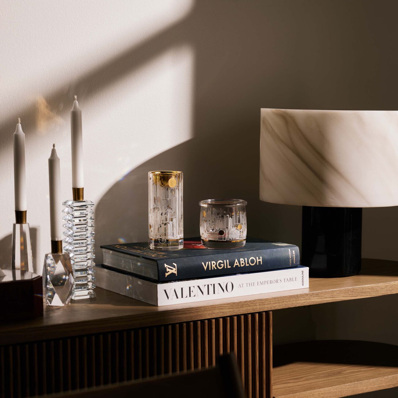 دملاج طقم حياة المؤلف من 3 قطع باللون الذهبي   كوب وحامل شموع وقاعدة الأكواب