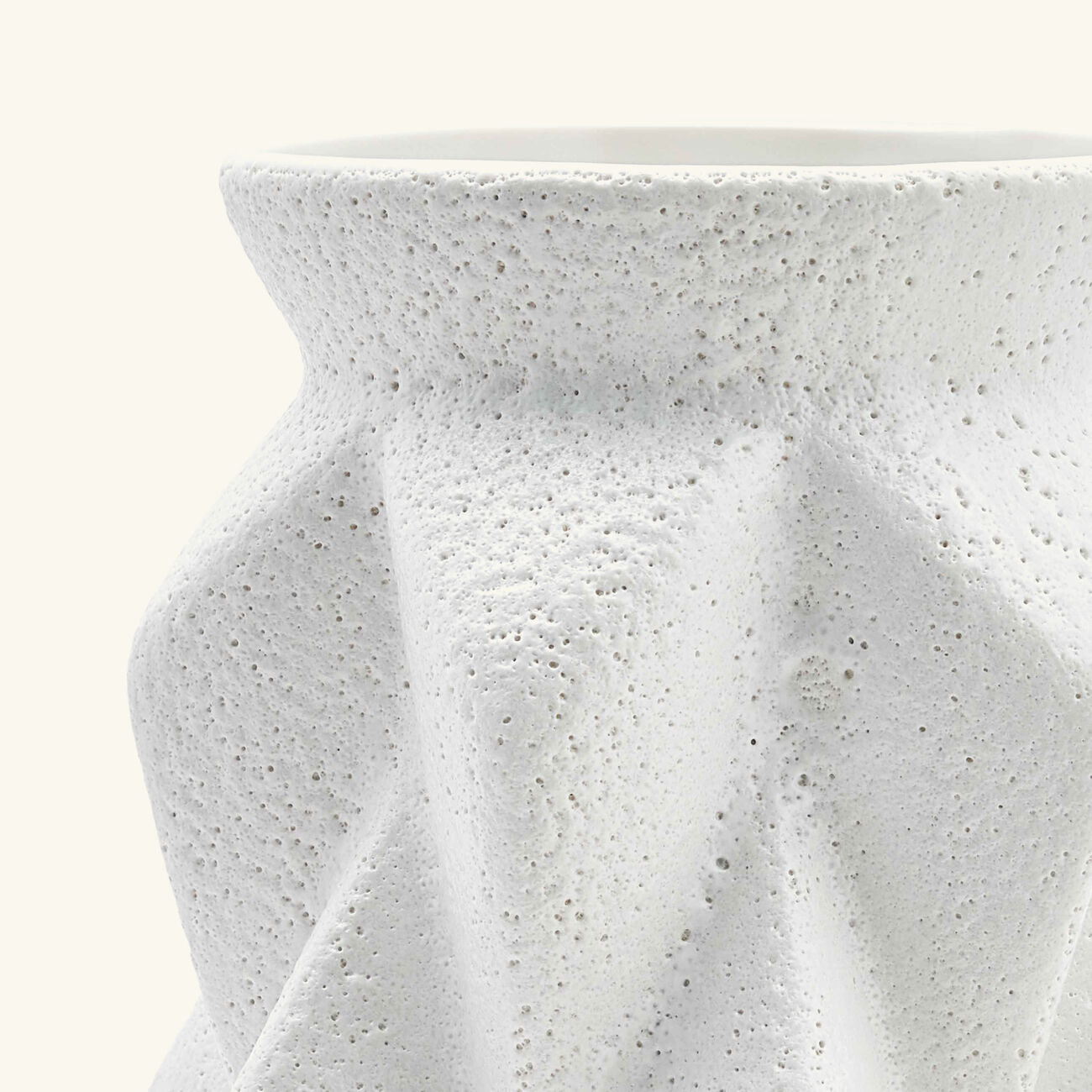 مزهرية أكورديون متوسطة بيضاء جوناثان أدلر مزهرية أكورديون متوسطة بيضاء