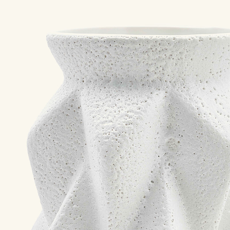 مزهرية أكورديون متوسطة بيضاء جوناثان أدلر مزهرية أكورديون متوسطة بيضاء