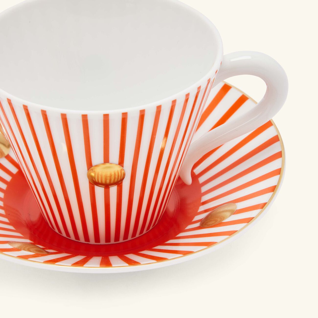 برناردو طقم ديلفوس إي كنوسوس مؤلف من فنجاني شاي مع صحنيهما باللون الأحمر