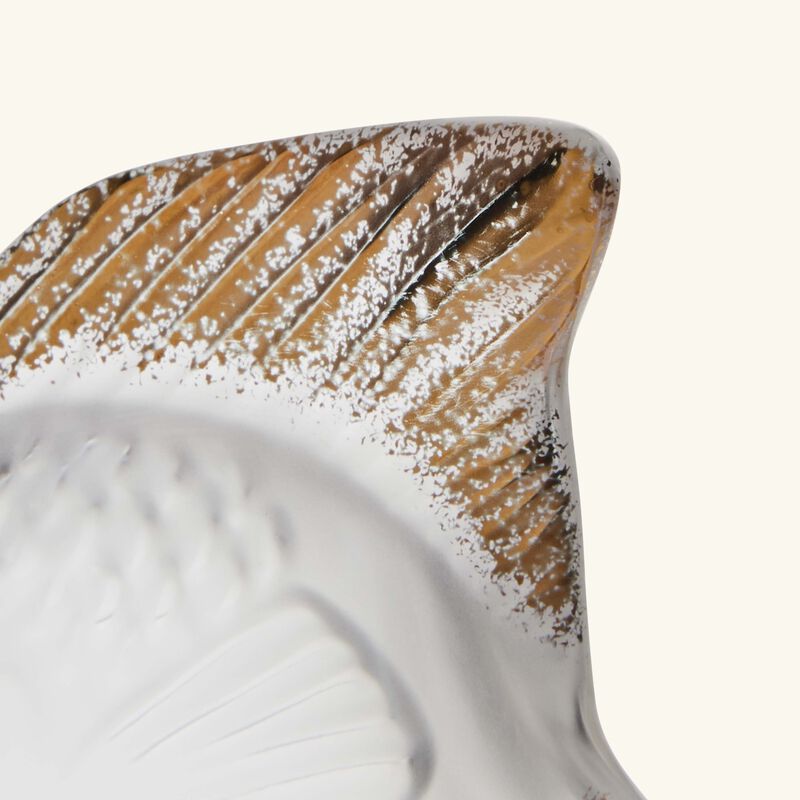 لاليك منحوتة على شكل سمكة صغيرة شفافة وذهبية