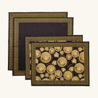 طقم طقم ميدوزا أمبليفايد المؤلف من منديلين للمائدة ومفرشين للأطباق باللون الأسود فيرساتشي طقم طقم ميدوزا أمبليفايد المؤلف من منديلين للمائدة ومفرشين للأطباق باللون الأسود