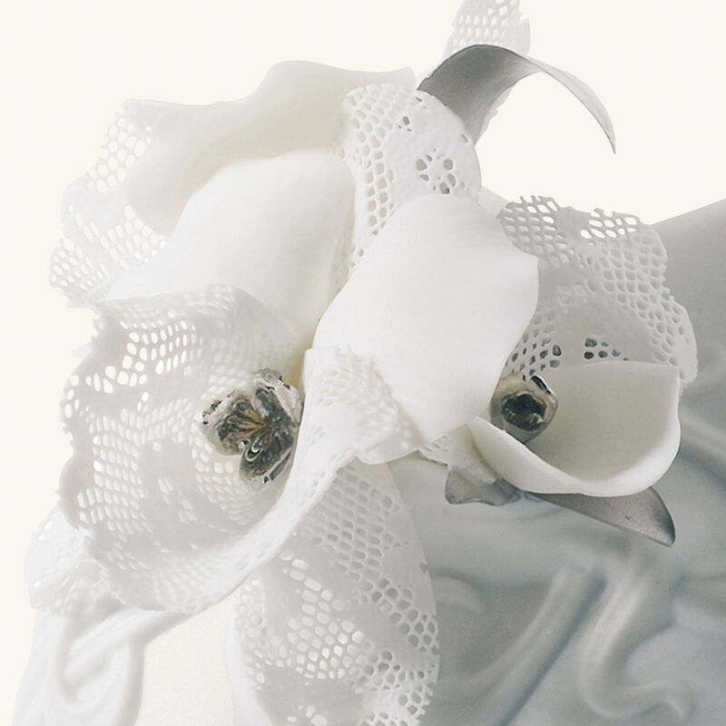 لادرو منحوتة ماي فير ليدي متوسطة بيضاء