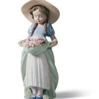 تمثال فتاة تحمل الكثير من الأزهار, small