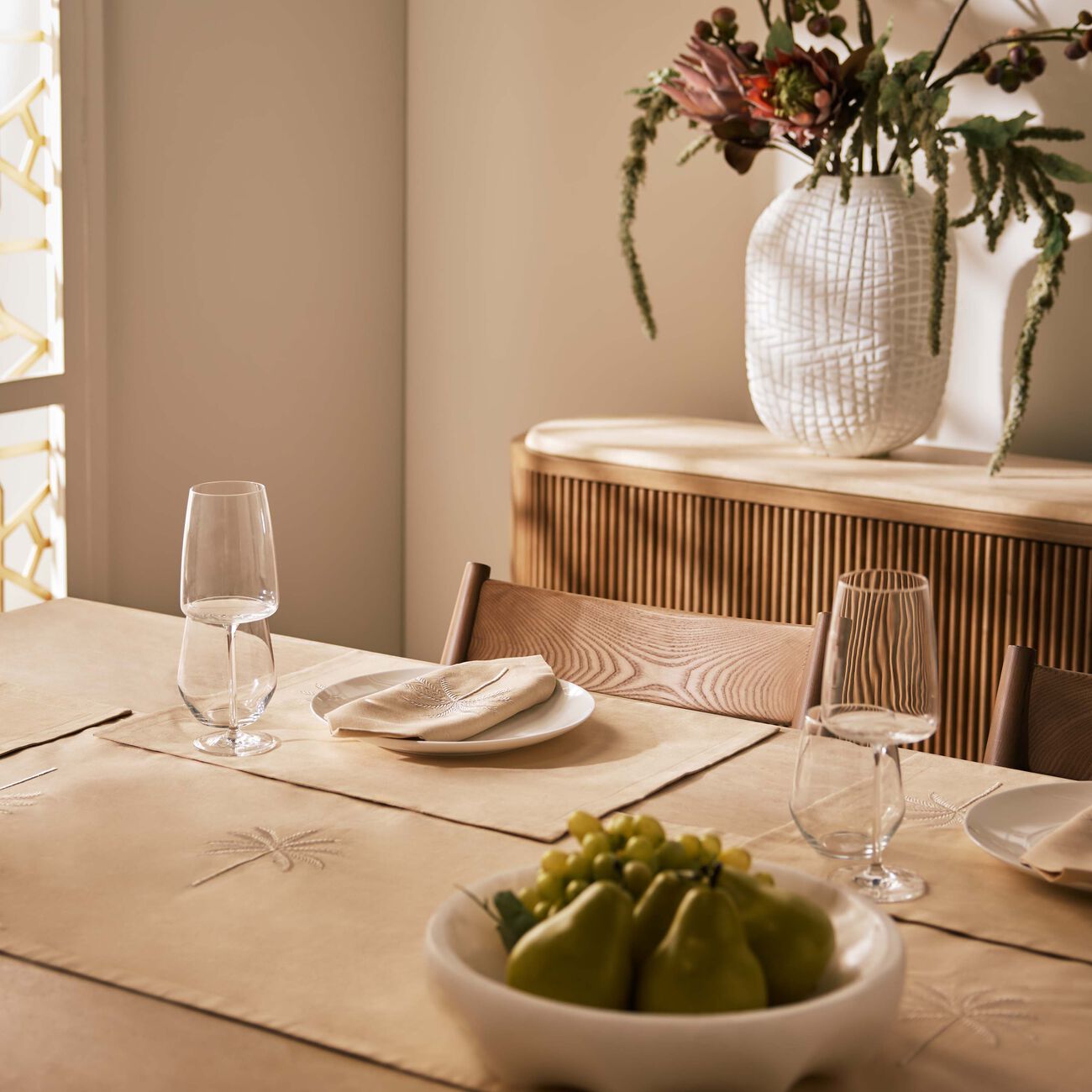 كاترين دينوال مفرش المائدة بالم تري بني