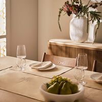 كاترين دينوال مفرش المائدة بالم تري بني