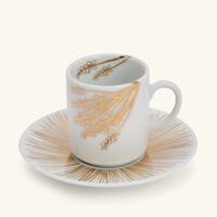 صلصال طقم تمرة بالتعاون مع رزان العزوني برانش المؤلف من فنجانين للقهوة مع صحنيهما باللون الذهبي