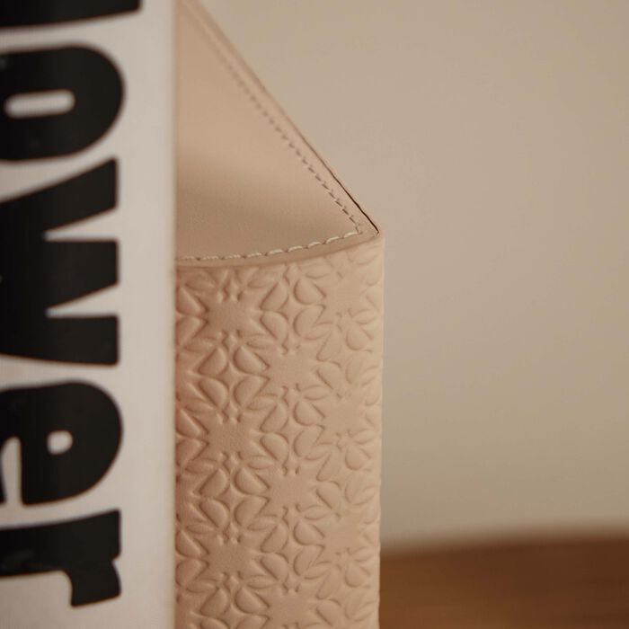 جيوبانيارا مسند الكتب إيلي صعب مونوغرام تورون باللون البيج