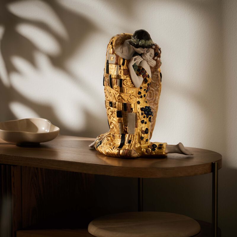 لادرو منحوتة القبلة متوسطة باللون الذهبي بإصدار محدود احتفالًا بالذكرى السنوية الـ150