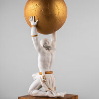 لادرو منحوتة أطلس كبيرة بنية