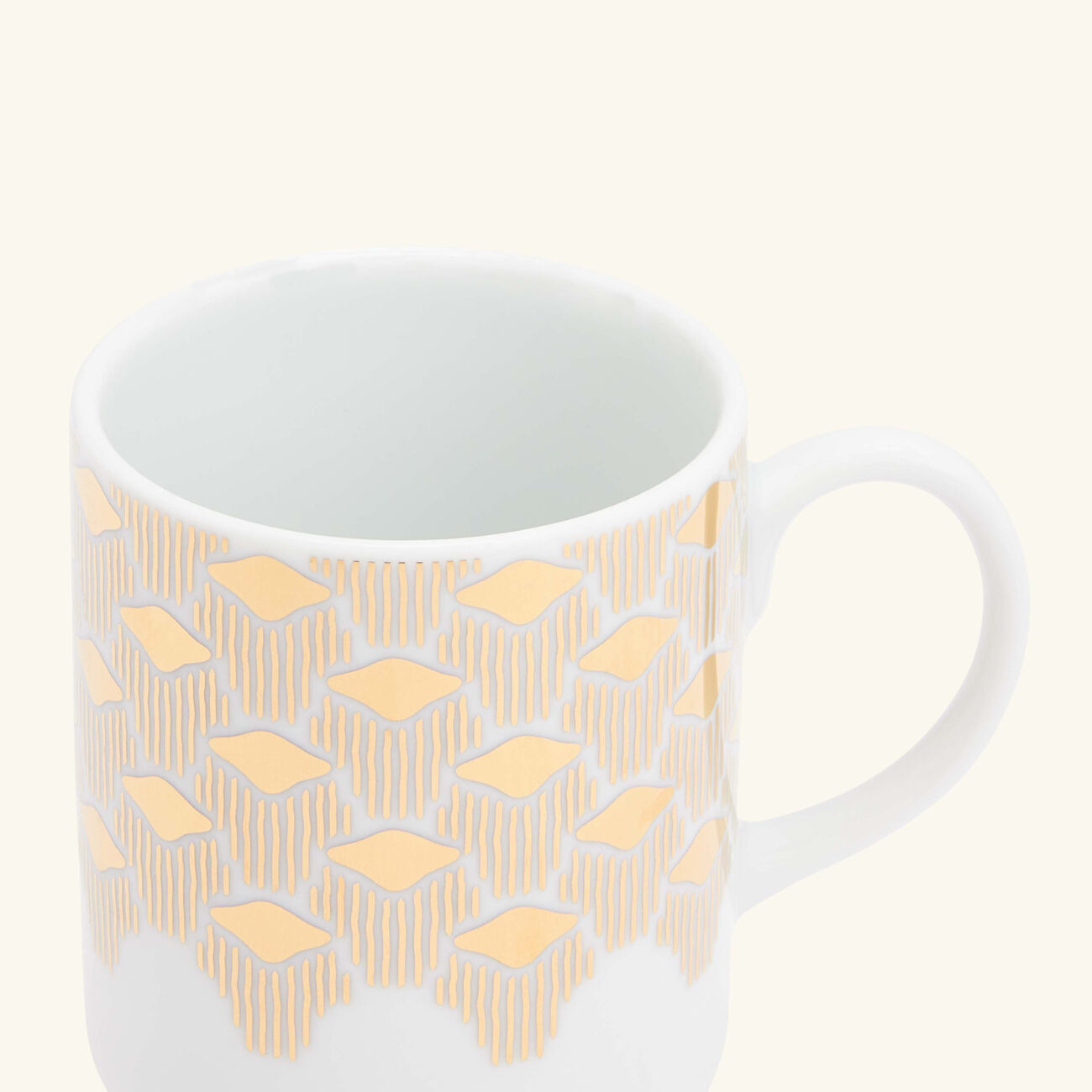 صلصال طقم تمرة بالتعاون مع رزان العزوني المؤلف من كوبين للشاي والقهوة باللون الذهبي