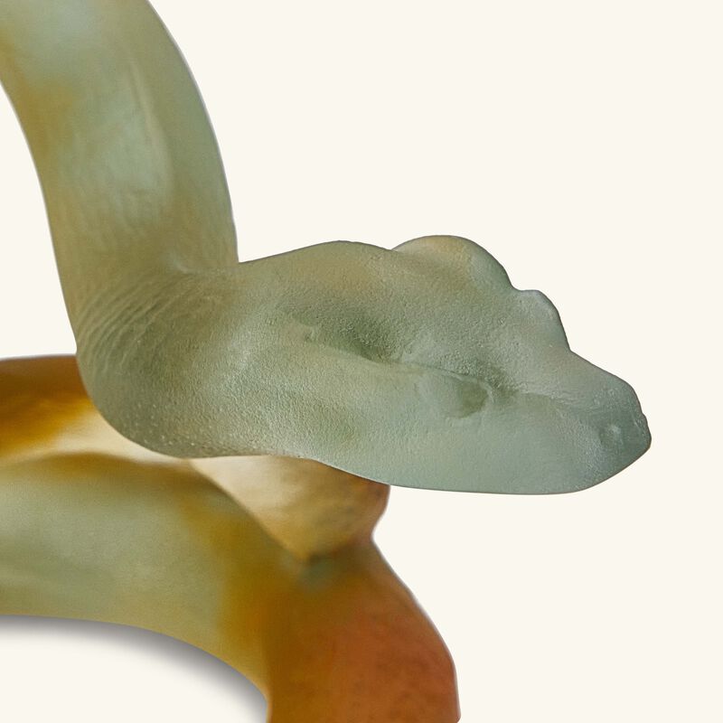 منحوتة الثعبان باللون الأحمر دوم منحوتة الثعبان باللون الأحمر