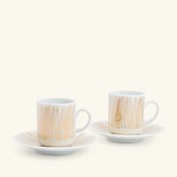 صلصال طقم تمرة بالتعاون مع رزان العزوني سترايبس توب المؤلف من فنجانين للقهوة مع صحنيهما باللون الذهبي