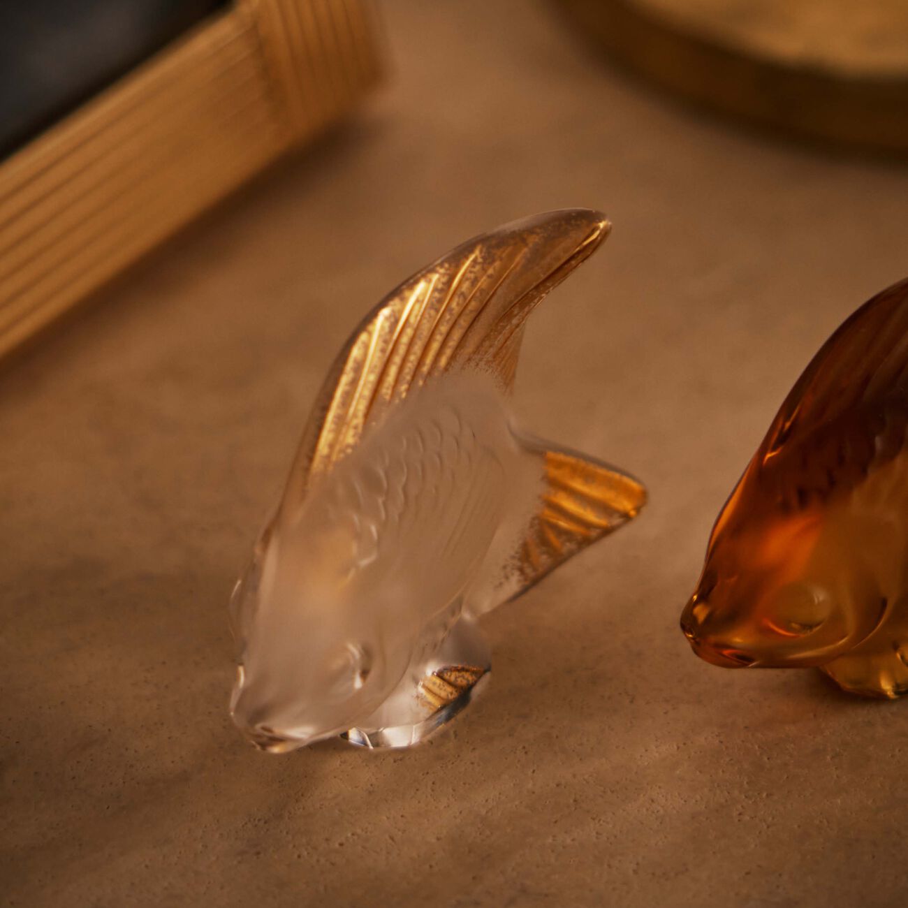 لاليك منحوتة على شكل سمكة صغيرة شفافة وذهبية