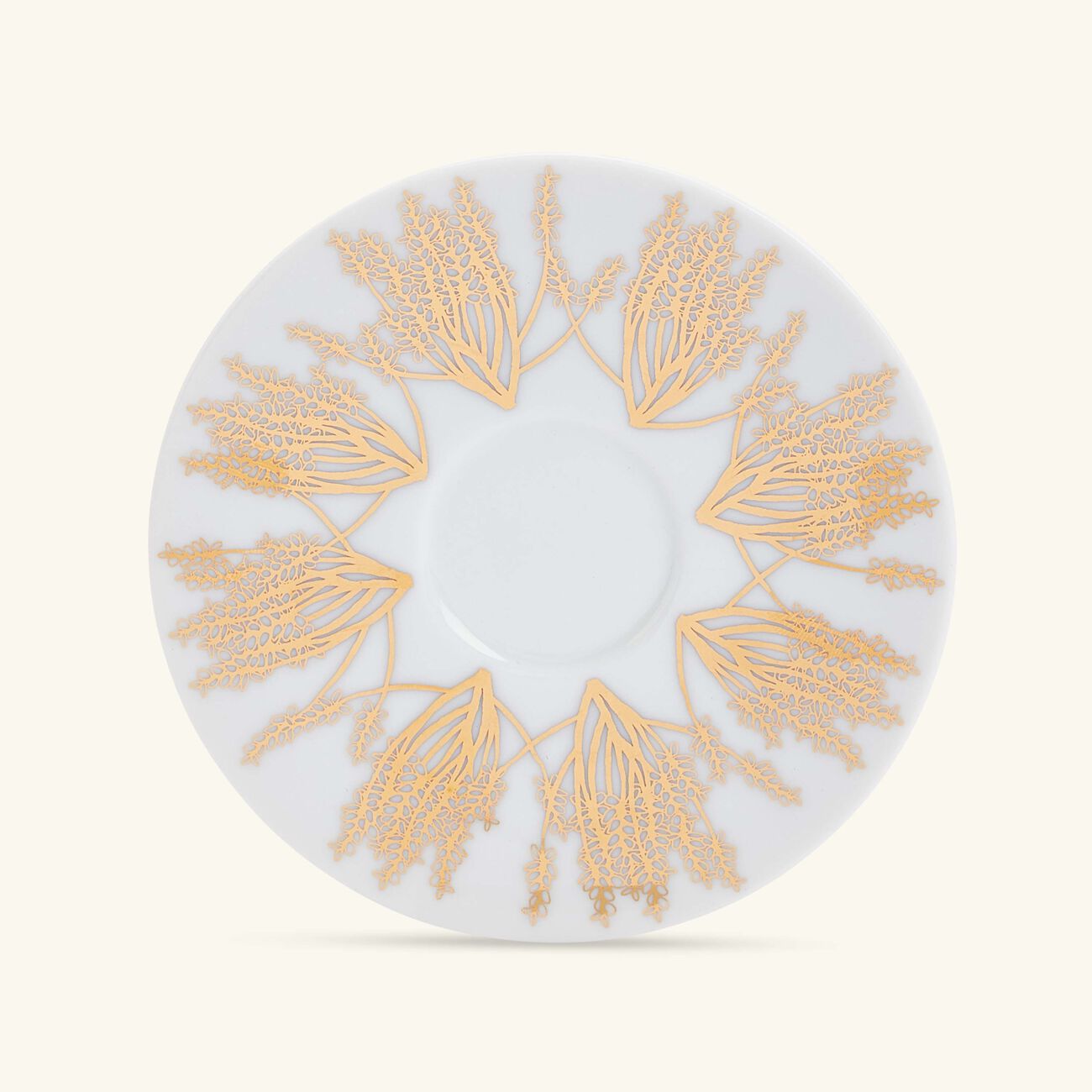 صلصال طقم تمرة بالتعاون مع رزان العزوني برانش المؤلف من فنجانين عربيين للشاي مع صحنيهما باللون الذهبي