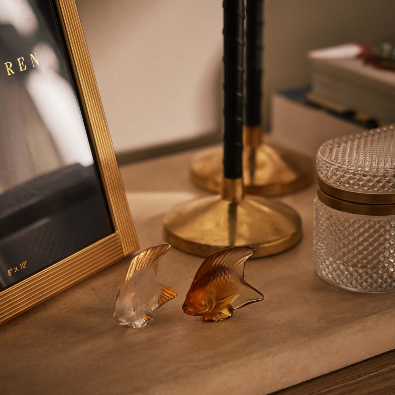 لاليك منحوتة على شكل سمكة صغيرة شفافة وذهبية