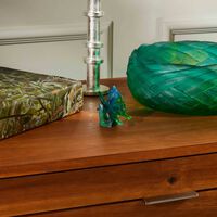 دوم منحوتة على شكل فراشة صغيرة جدًا باللون الأزرق