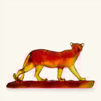 دوم منحوتة على شكل فهد استوائي متوسطة بنية