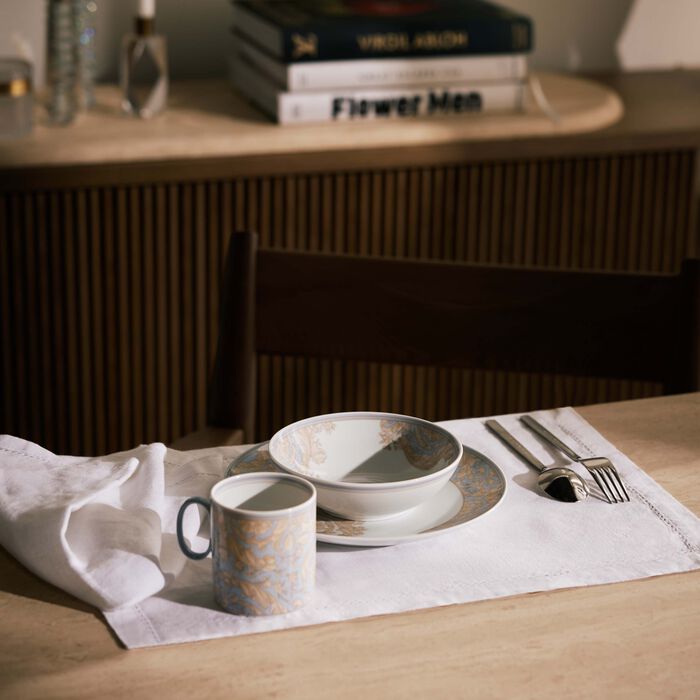 فيرساتشي طقم الإهداء باروكو روز باللون الأزرق   مجموعة من مستلزمات المائدة خصيصًا للأطفال