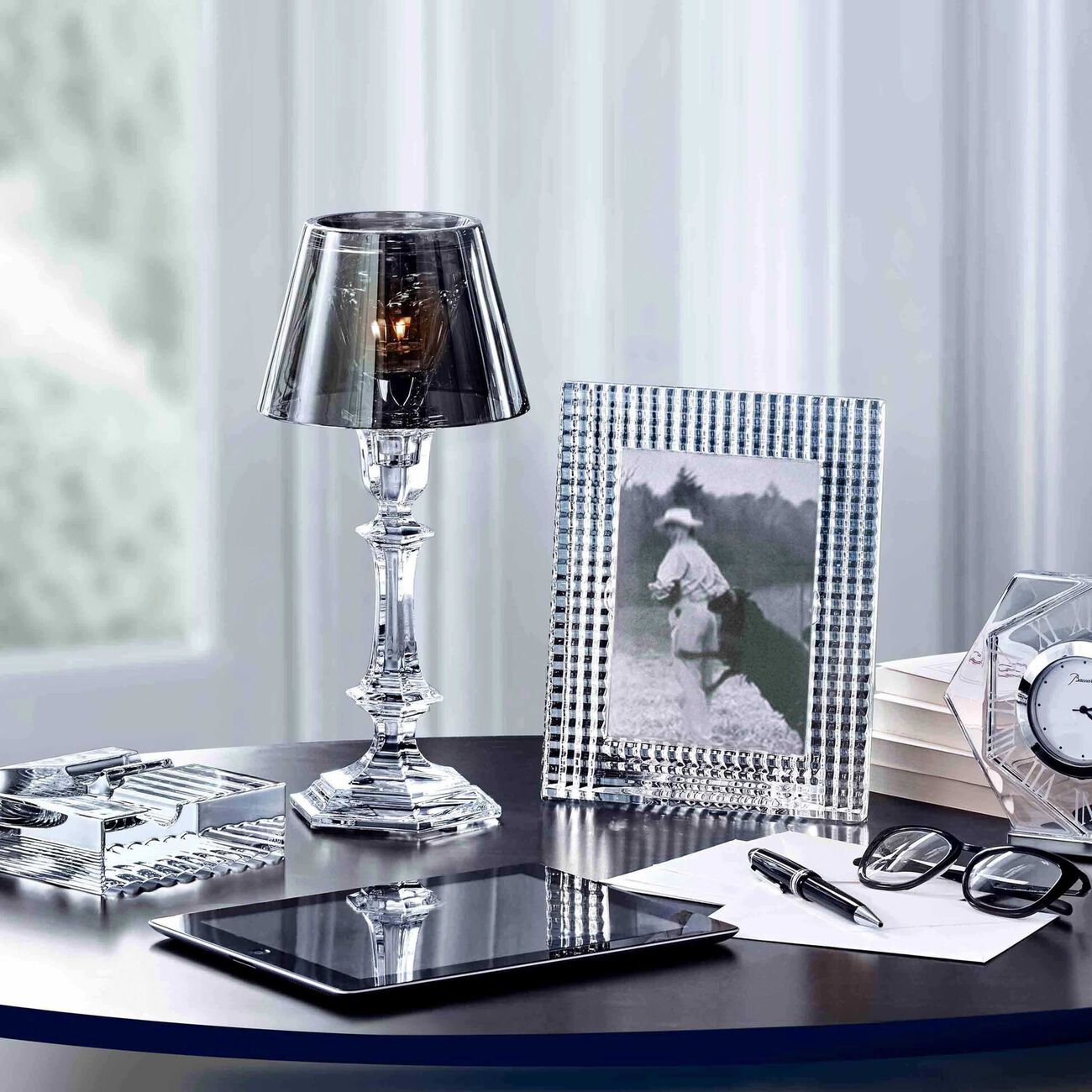 باكارا ساعة الحائط أبيس شفافة