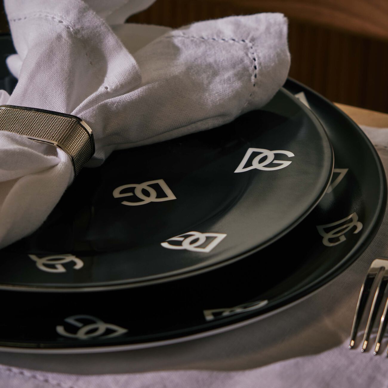 DG Logo Dinner Plate Round 26cm Set Of 2 dolce gabbana casa dg logo dinner plate round 26cm set of 2