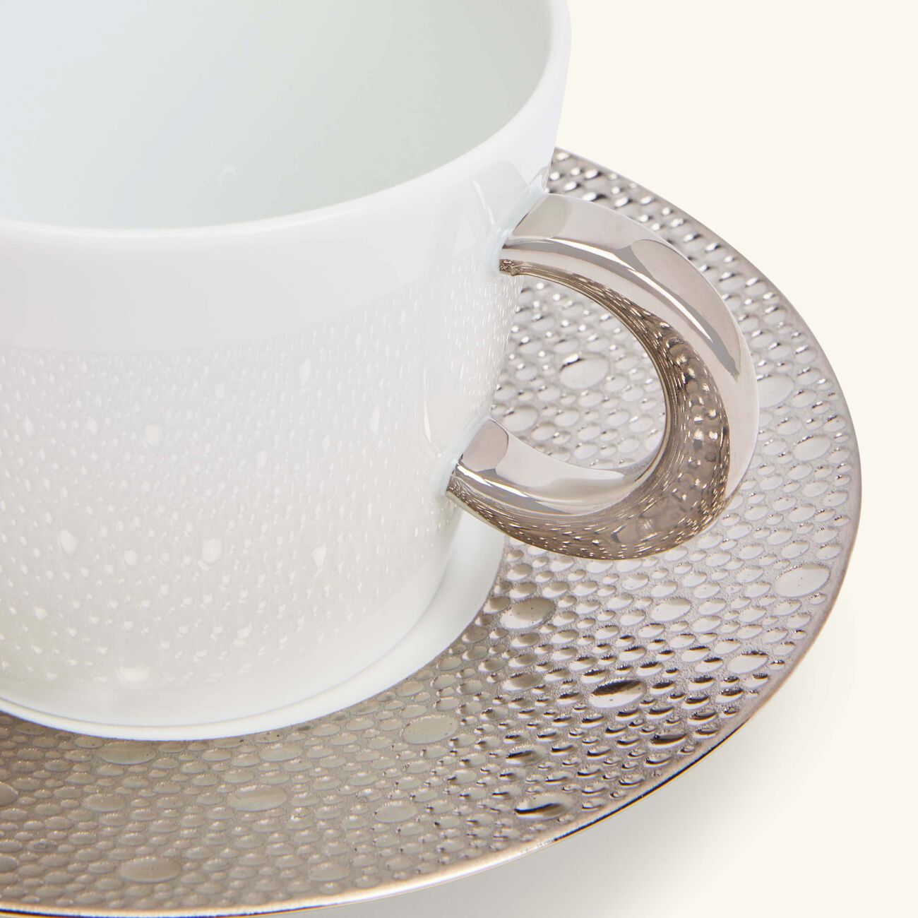 برناردو فنجان الشاي إكيوم بلاتين مع صحنه أبيض