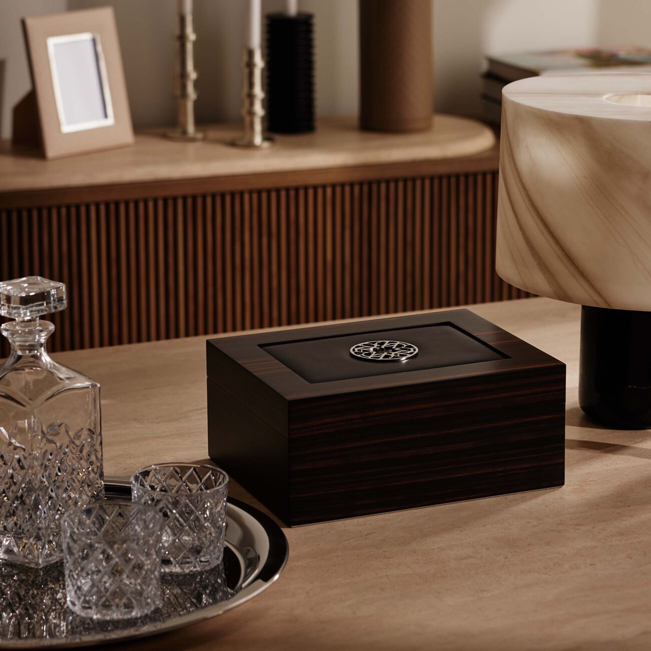 جيوبانيارا حافظ السيجار إيلي صعب إيبوني