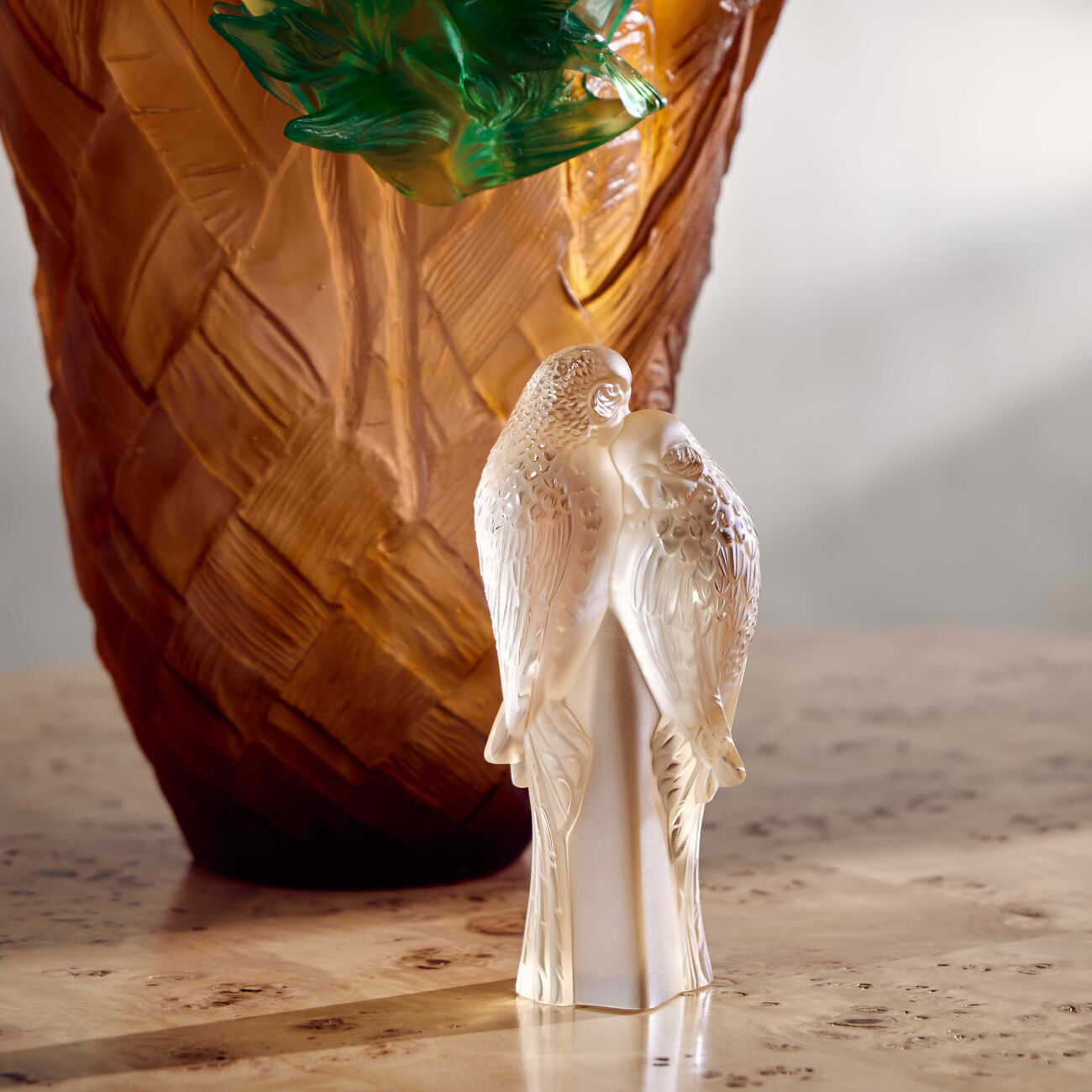 لاليك منحوتة صغيرة على شكل ببغاوين باللون الذهبي