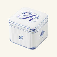 رويال كوبنهاغن علبة بونبونير الفابيت كوليكشن مع حرف r باللون الأبيض