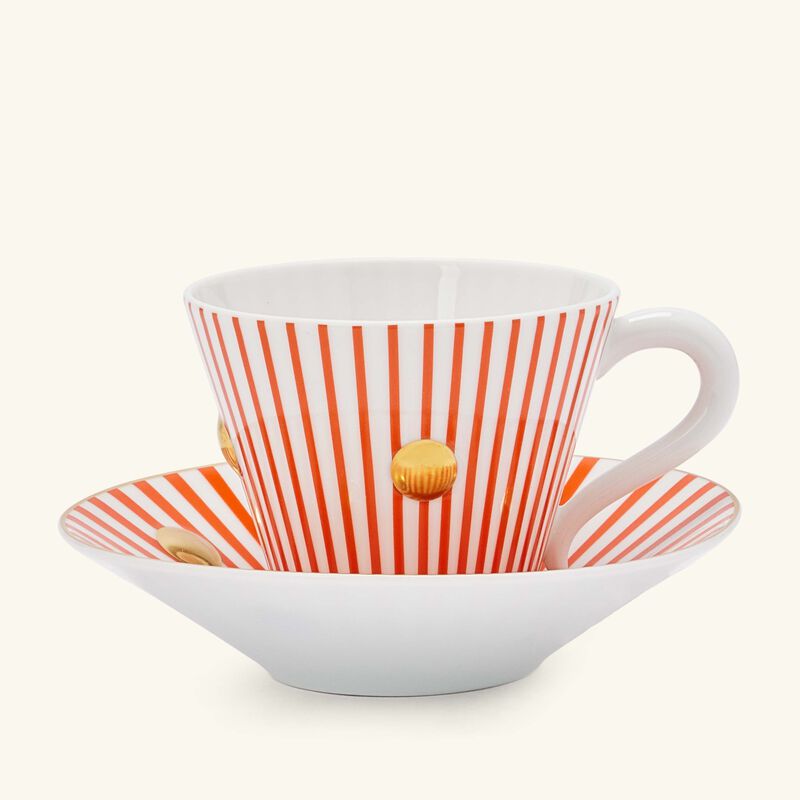 برناردو طقم ديلفوس إي كنوسوس مؤلف من فنجاني شاي مع صحنيهما باللون الأحمر