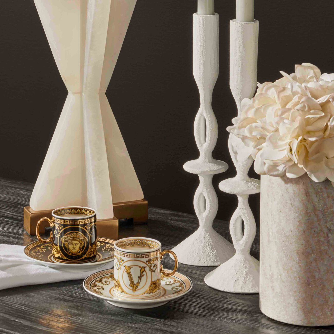 فيرساتشي طقم فيرتوس جالا مؤلف من 6 فناجين قهوة مع صحونها باللون الذهبي