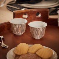 صلصال طقم تمرة بالتعاون مع رزان العزوني سترايبس المؤلف من فنجانين للقهوة العربية باللون الذهبي