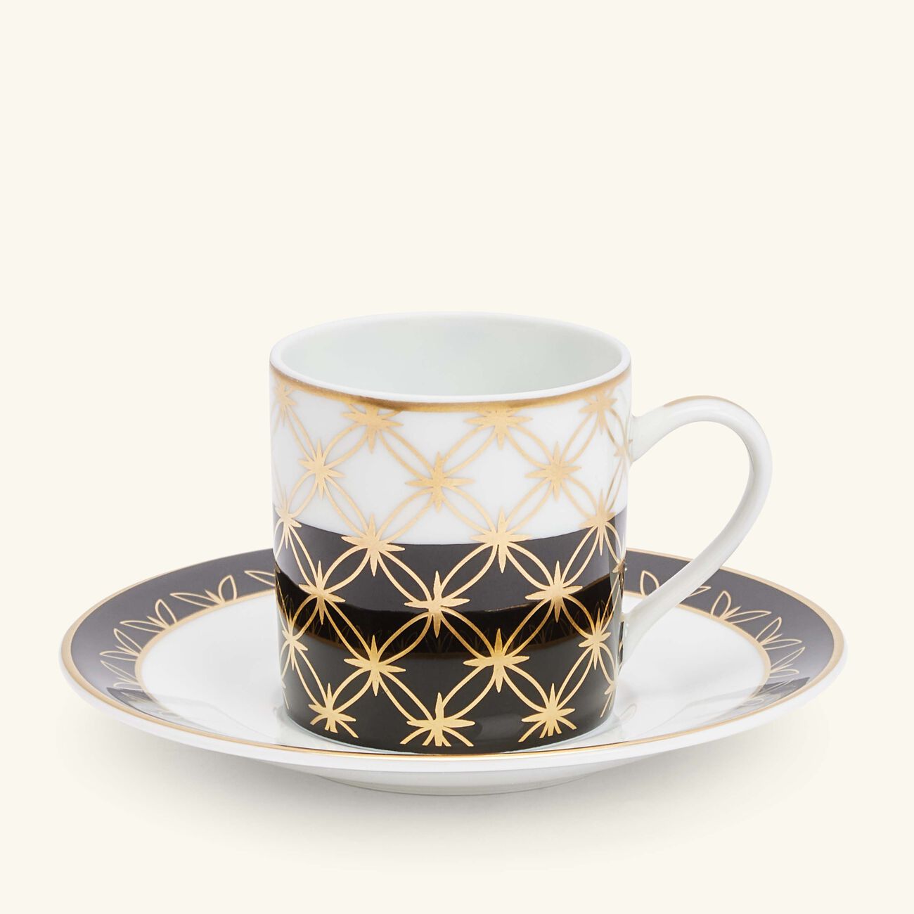 بينتو باريس فنجان القهوة كيوتو مع صحنه باللون الأبيض