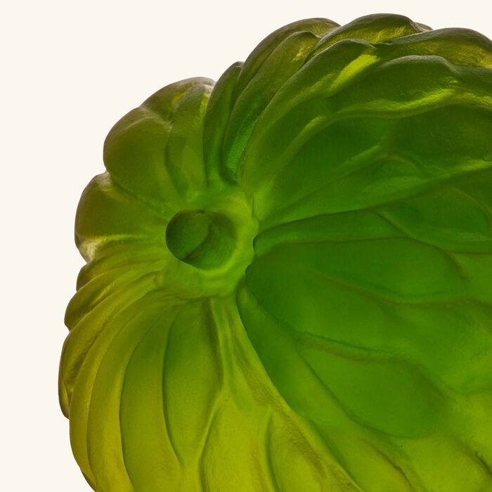 دوم منحوتة توتي فروتي على شكل فاكهة القشطة