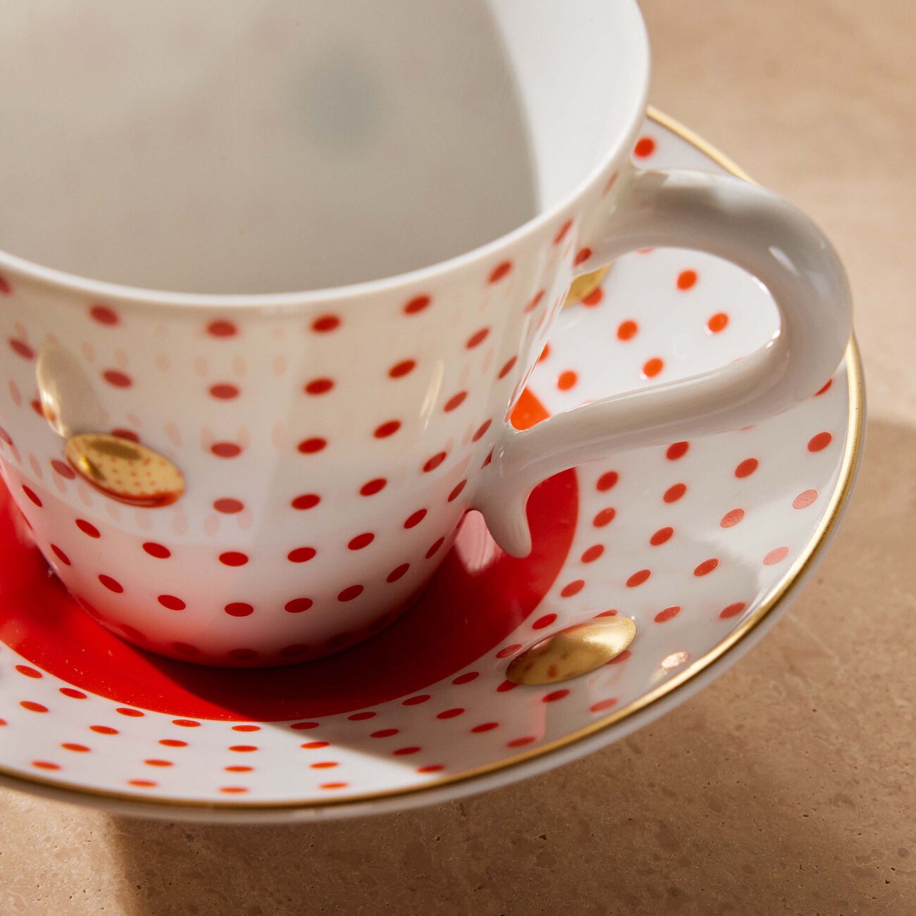 برناردو طقم ديلفوس إي كنوسوس مؤلف من فنجاني شاي مع صحنيهما باللون الأحمر