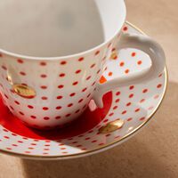 برناردو طقم ديلفوس إي كنوسوس مؤلف من فنجاني شاي مع صحنيهما باللون الأحمر