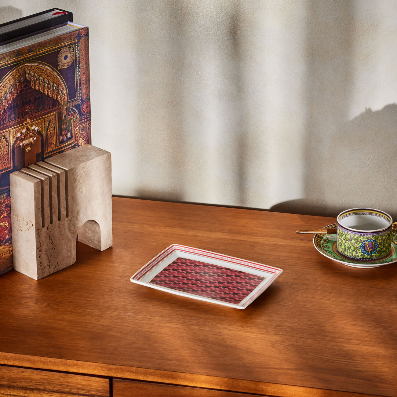 فيرساتشي طبق الضيافة لا جريكا سيغنتشر مستطيل أحمر 21 سم