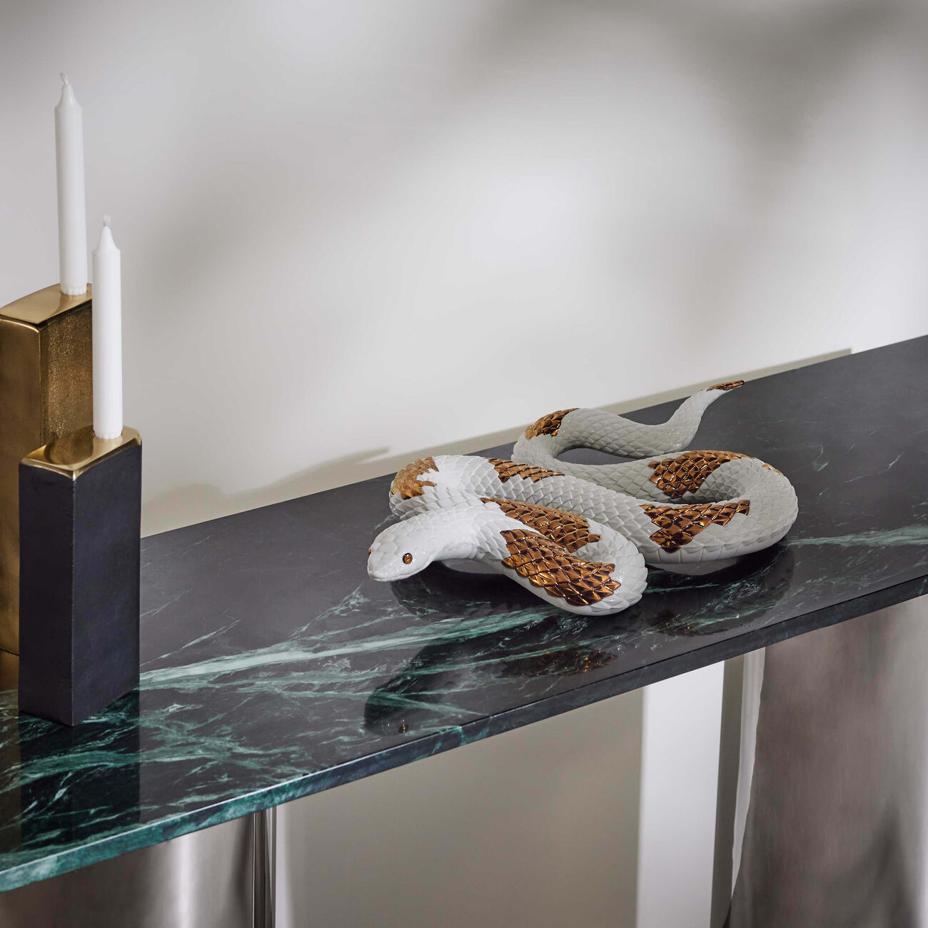 لادرو منحوتة على شكل ثعبان كبيرة ذهبية