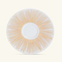 صلصال طقم تمرة بالتعاون مع رزان العزوني سترايبس المؤلف من فنجانين عربيين للشاي مع صحنيهما باللون الذهبي