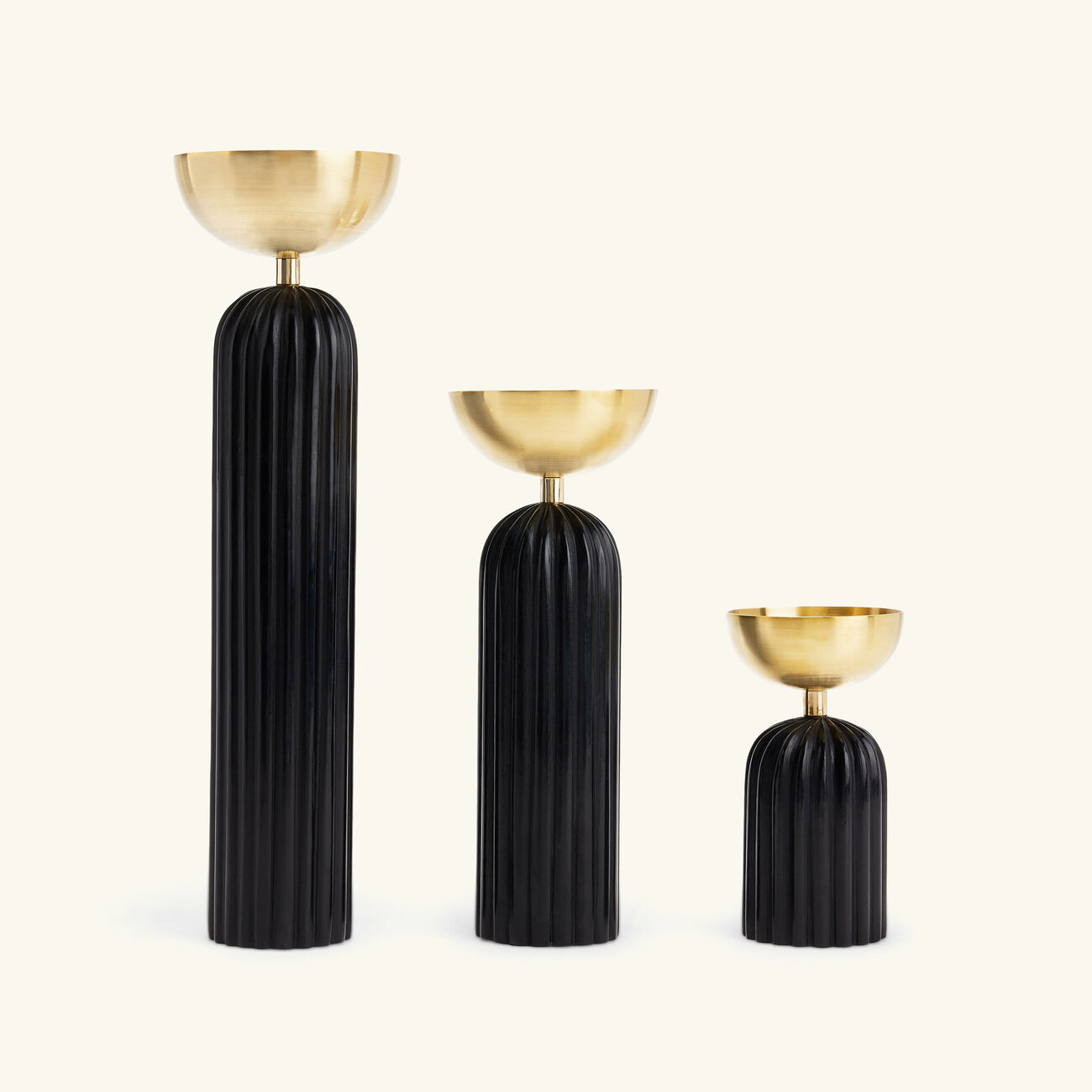 إيرا أودايبور طقم آديا ديا من حاملات الشموع باللون الأسود